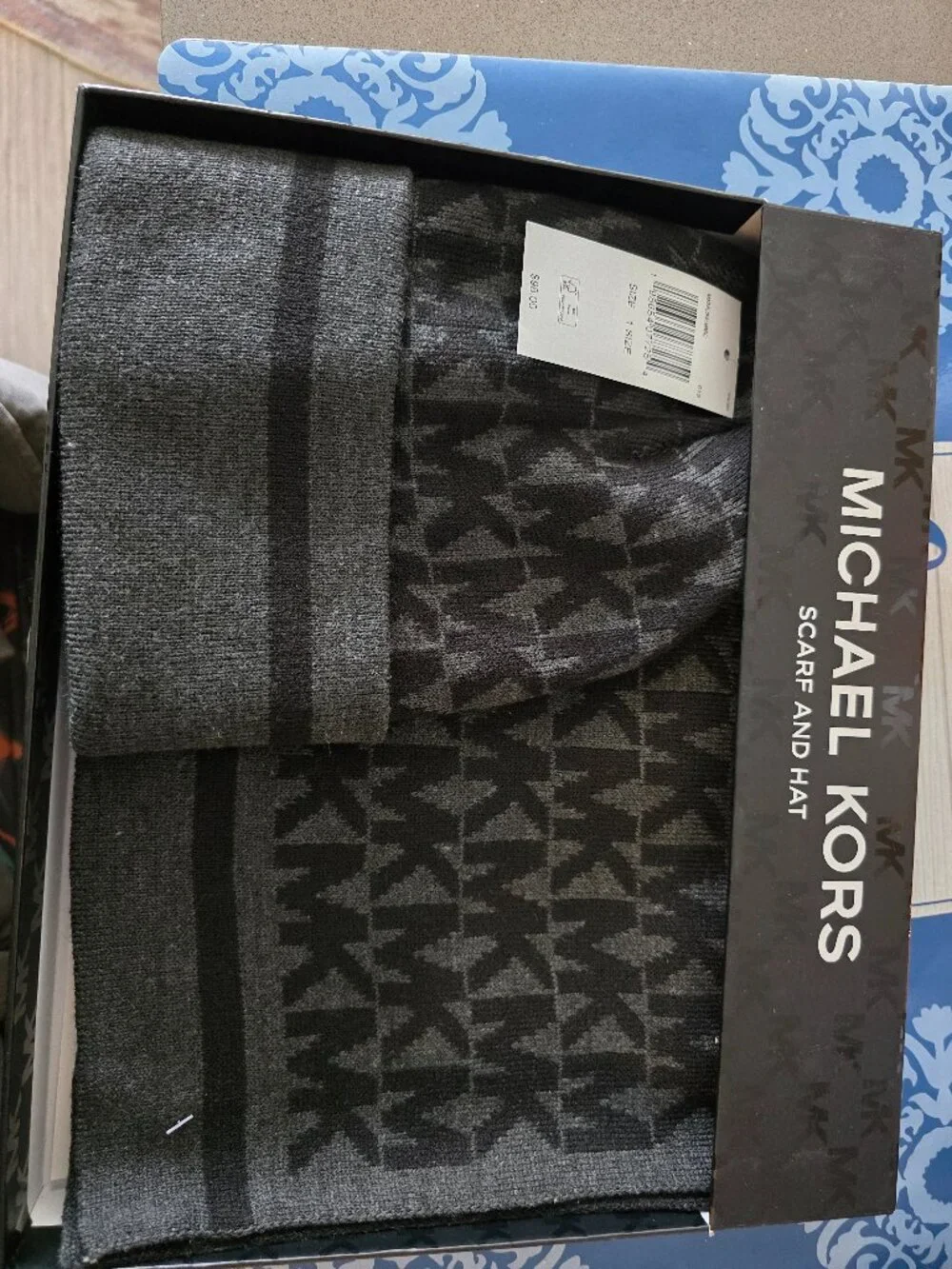 Michael Kors Hat & Scarf Gift Set – Black/Gray